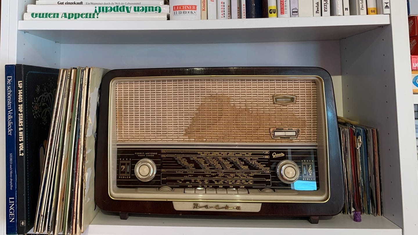 Ein altes Radio steht in einem Bücherregal (Foto: SWR)