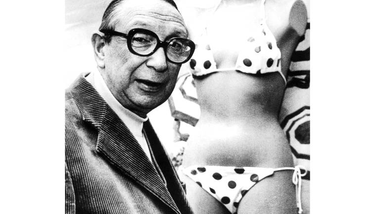 Wer hat's erfunden? Er! 1946... Der Designer Louis Reard posierte 1974 für die Fotografen vor einen gepunkteten Bikini.  (Foto: picture-alliance / Reportdienste, Picture Alliance)