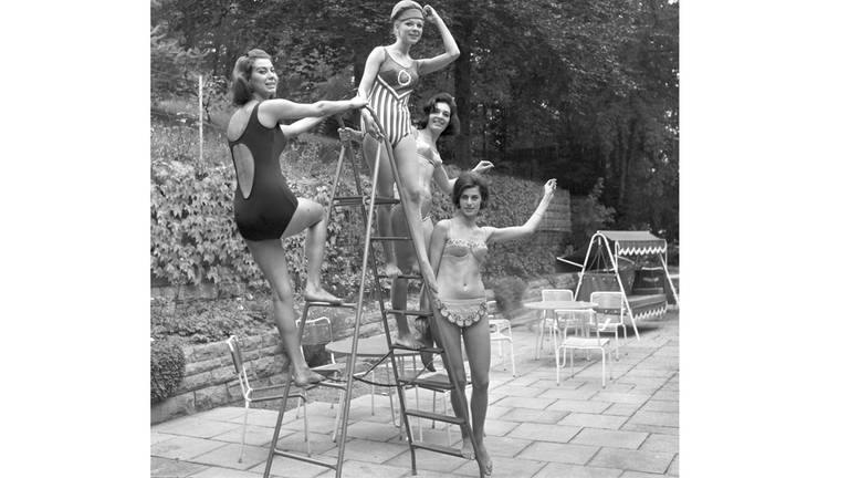 Bademode für die Saison 1964: ein Badeanzug mit ovalem Rückendekolleté, ein Badeanzug mit Streifen und zwei Bikinis.  (Foto: picture-alliance / Reportdienste, Picture Alliance)