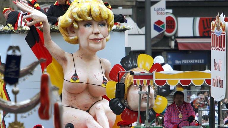 Das nennt man dann wohl "Bundeskini": Angela Merkel-Figur auf einem Motivwagen beim Kölner Rosenmontagsumzug 2009  (Foto: picture-alliance / Reportdienste, Picture Alliance)
