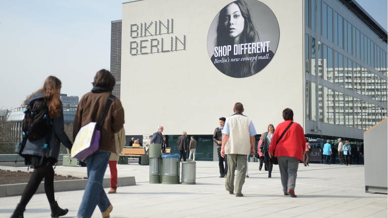 Der bekannteste Bikini von Berlin: das Bikini-Haus, ein Einkaufszentrum aus den 50er Jahren - nach einem aufwändigen Umbau 2014 wieder eröffnet und jetzt eine der angesagtesten Shopping-Locations von Berlin. (Foto: picture-alliance / Reportdienste, Picture Alliance)