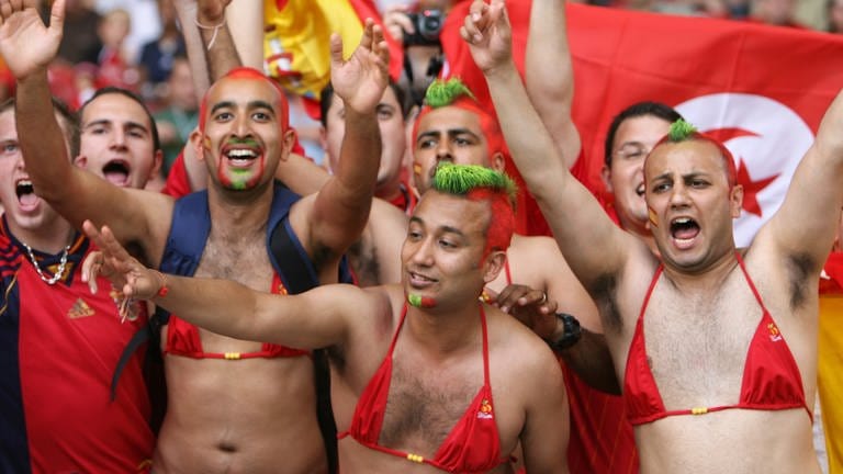 Auch das ist Bikini-Mode: Spanische Fußballfans bei einem Spiel der Fußball-WM 2006 in Stuttgart  (Foto: picture-alliance / Reportdienste, Picture Alliance)