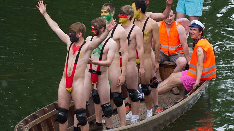 Für diesen Monokini braucht man Mut - der amerikanische Komiker Sacha Baron Cohen hat's in seinem Film "Borat" vorgemacht, diese Männer setzen beim Stocherkahnrennen in Tübingen noch eins drauf...  (Foto: picture-alliance / Reportdienste, Picture Alliance)