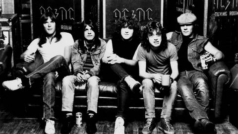 Mid 1980s photo of rock band, ACDC: l-r: Cliff Williams (bass), Malcolm Young (guitsr), Simon Wright (drums), Angus Young (guitar) and Brian Johnson (vocals). (Foto: picture-alliance / Reportdienste, Picture Alliance / United Archives/TopFoto)