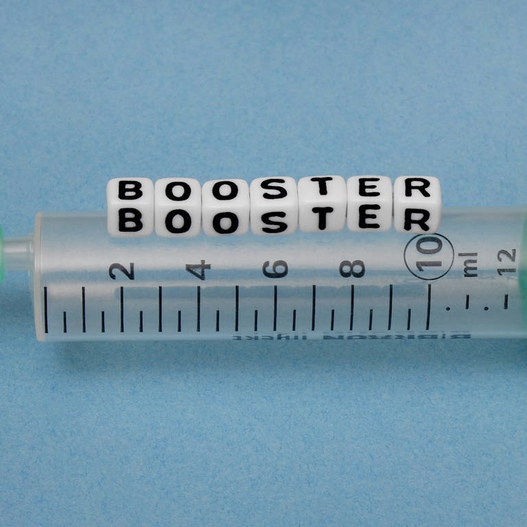 Spritze mit Booster-Impfung (Foto: IMAGO, Steinach)
