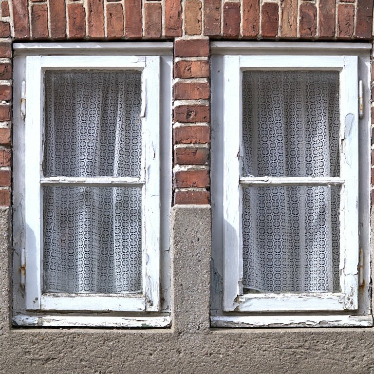Zwei alte Fenster - 5 Tipps zur Modernisierung ihres Hauses. Sie stehen vor der Entscheidung, ihr Haus energetisch zu sanieren und wissen nicht so recht, wo sie anfangen sollen oder was zu tun ist? Hier finden Sie Antworten.