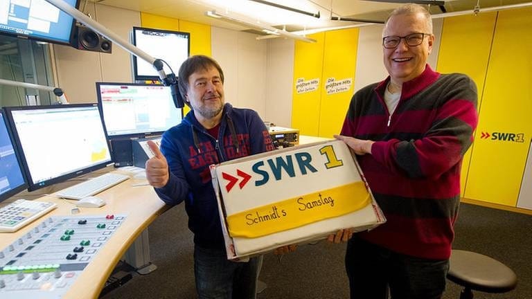 SWR1 Moderator Thomas Schmidt und SWR1 Wellenchef Thomas Dürselen mit dem "Schmidts Samstags"-Kuchen (Foto: SWR, SWR1 -)