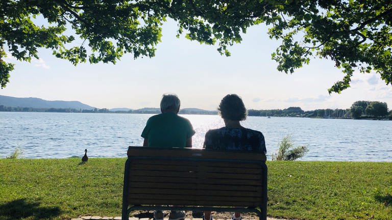 "...und auf einmal fühlt es sich wie Urlaub an..." sagt Petra Klein, als sie über die Standpromenade am Bodensee schlendert und dieses Pärchen auf der Bank sieht. (Foto: SWR, Petra Klein)