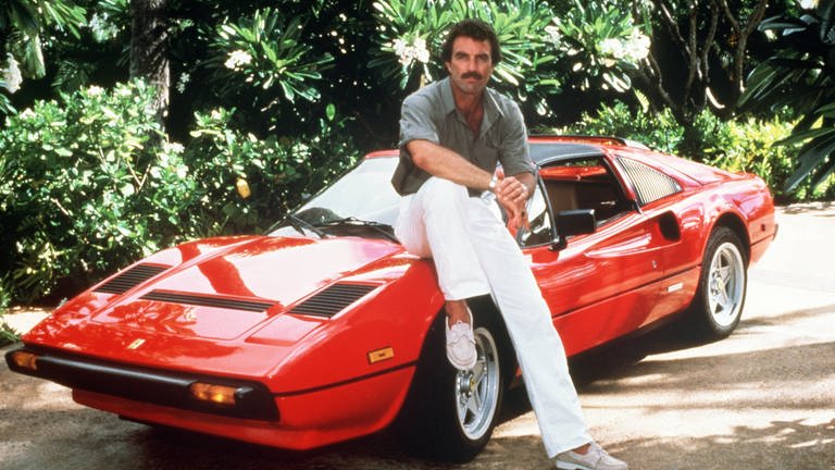 Tom Selleck als Thomas Magnum mit seinem roten Ferrari in einer Szene der TV-Serie "Magnum" (Aufnahme von 1985). (Foto: picture-alliance / Reportdienste, Picture Alliance)