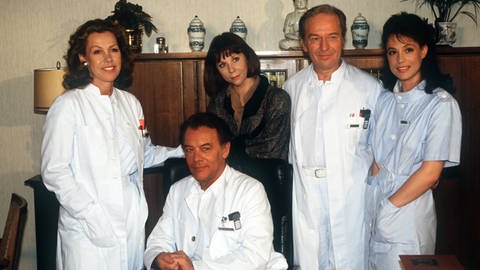 Schauspieler Klausjürgen Wussow (sitzend) im März 1988 mit "Kollegen" aus der "Schwarzwaldklinik": (stehend l-r) Gaby Dohm, Verena Peter, Horst Neumann und Barbara Wussow. 