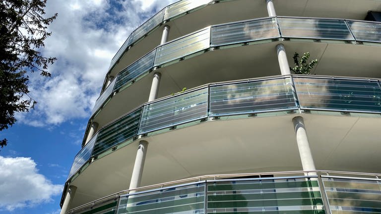 Mehrfamilienhaus der Zukunft in Stuttgart-Möhringen mit Solarzellen an den Balkonen (Foto: SWR)