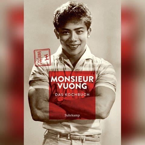 Das Cover von Monsieur Vuong: Das Kochbuch zeigt einen jungen Mann mit muskulösen Oberarmen, der seine Arme kreuzt.