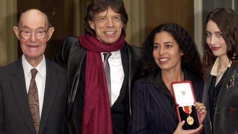 Mick Jagger erhält Ritterorden mit seinem Vater und seinen zwei Töchtern (Foto: dpa Bildfunk, Picture Alliance)