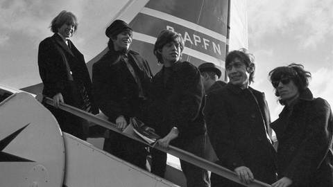 Die Rollings Stones vor einem Flugzeug in 1964 (Foto: dpa Bildfunk, Picture Alliance)