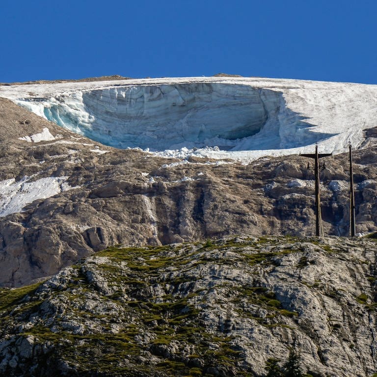 Blick auf den Gletscher Punta Rocca in der Nähe von Canazei in den italienischen Alpen nach dem massiven Gletscherbruch und dem Abgang einer Lawine (Foto: picture-alliance / Reportdienste, picture alliance/dpa/AP | Luca Bruno)