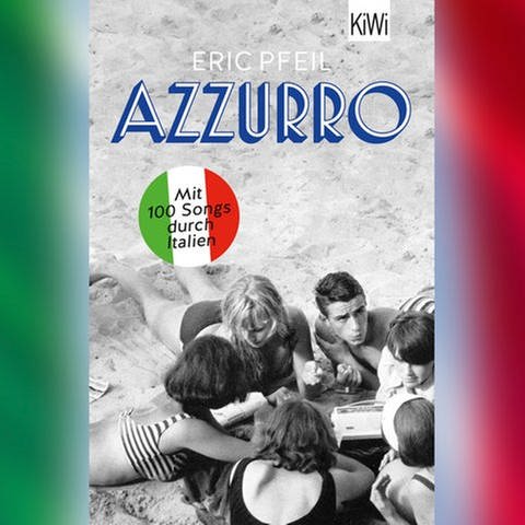 SWR1 Buchtipp: "Azzurro" von Eric Pfeil (Das Cover des Buchs zeigt ein Schwarzweißbild einer Gruppe junger Menschen, die am Strand um ein Kofferradio herum liegen. Als Bildhintergrund erscheint das unscharfe Bild der grün-weiß-roten italienischen Flagge