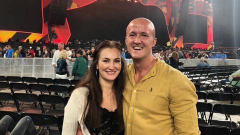 Gewinnerin Clara mit ihrem Date Julian beim Rolling Stones Konzert in der Arena auf Schalke (Foto: SWR)