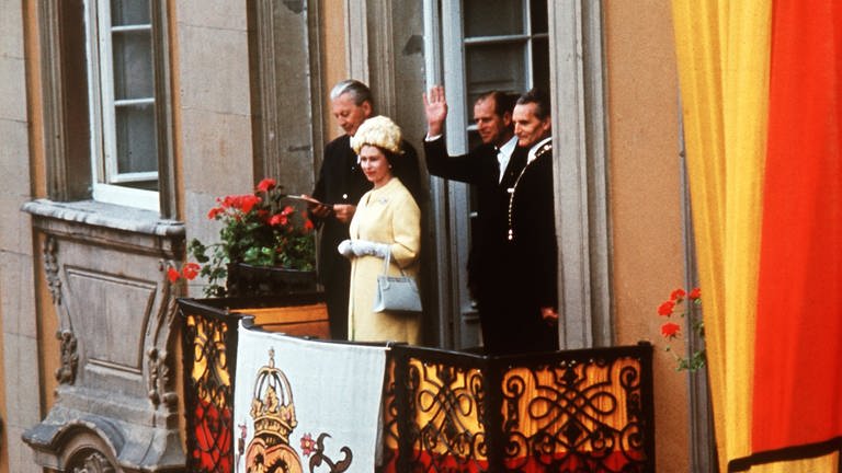 Queen Elizabeth II. und ihr Ehemann, Prinz Philip, bei ihrem Besuch am 24. Mai 1965 auf dem Balkon des Rathauses von Schwäbisch Hall. (Foto: picture-alliance / Reportdienste, Picture Alliance)