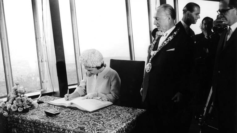 Queen unterschreibt goldenes Buch der Stadt Stuttgart im Fernsehturm 1965 (Foto: picture-alliance / Reportdienste, Picture Alliance)