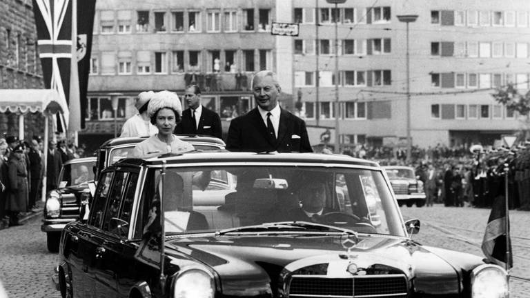 Queen mit Ministerpräsident Kurt Georg Kiesinger im offenen Wagen in Stuttgart 1965 (Foto: picture-alliance / Reportdienste, Picture Alliance)