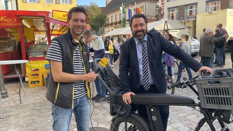 Der Bürgermeister von Haslach, Philipp Saar, mit SWR1 Moderator Corvin Tondera-Klein beim Hitmachduell. Jetzt abstimmen für die SWR1 Hitparade 2022! (Foto: SWR)