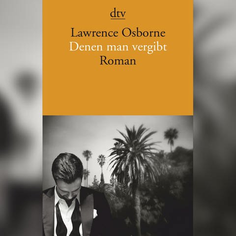 Das Cover zum Buch "Denen man vergibt" von Laurence Osborne: der Titel des Buchs steht auf der oberen Hälfte, auf einer orange-braunen Farbfläche. Die untere Hälfte zeigt das Schwarzweißfoto eines Mannes mit gesenktem Kopf, offenem Jacket und einer nicht gebundenen Fliege um den Hals, im Hintergrund Palmen.