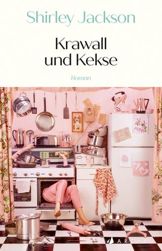 SWR1 Buchtipp: "Krawall und Kekse" von Shirley Jackson. Auf dem Cover der Buchs ist eine in rosa gehaltene Küche zu sehen. Aus der offenen Backofentür ragen die Beine einer Frau, bekleidet mit einer rosa Hose, die Hände der Frau ragen oberhalb aus dem Herd und dem Spülbecke und greifen nach einem rosa Telefonhörer und einer Schöpfkelle. Auf dem schwarzweiß gefliesten Boden sind Küchenutensilien verstreut