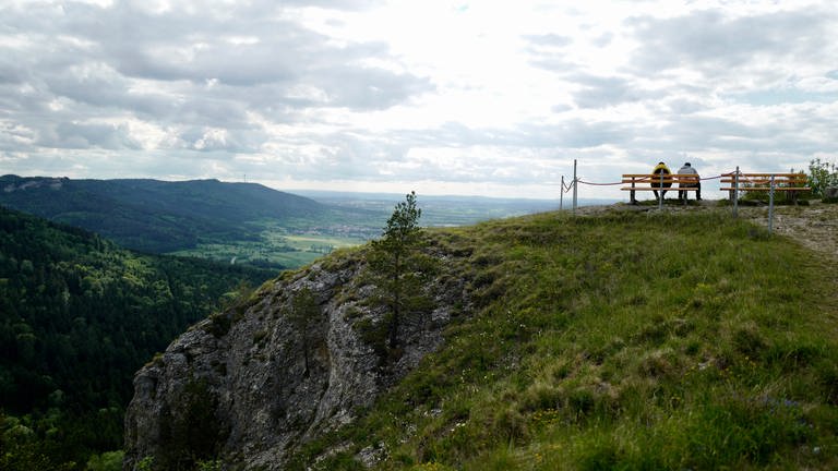 Der Aussichtspunkt Böllat auf der Schwäbischen Alb bei Burgfelden, Albstadt, lohnt sich für einen Ausflug. Er bietet einen herrlichen Blick von der Schwäbischen Alb hinab ins Tal.