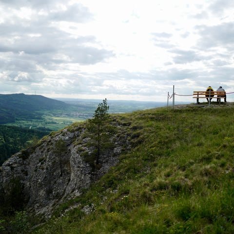 Der Aussichtspunkt Böllat auf der Schwäbischen Alb bei Burgfelden, Albstadt, lohnt sich für einen Ausflug. Er bietet einen herrlichen Blick von der Schwäbischen Alb hinab ins Tal.