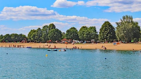 Am Hardtsee bei Ubstadt-Weiher bei Bruchsal tummeln sich die Menschen am Strand in der Sonne. Der Baggersee lohnt sich für eine Abkühlung im Sommer.