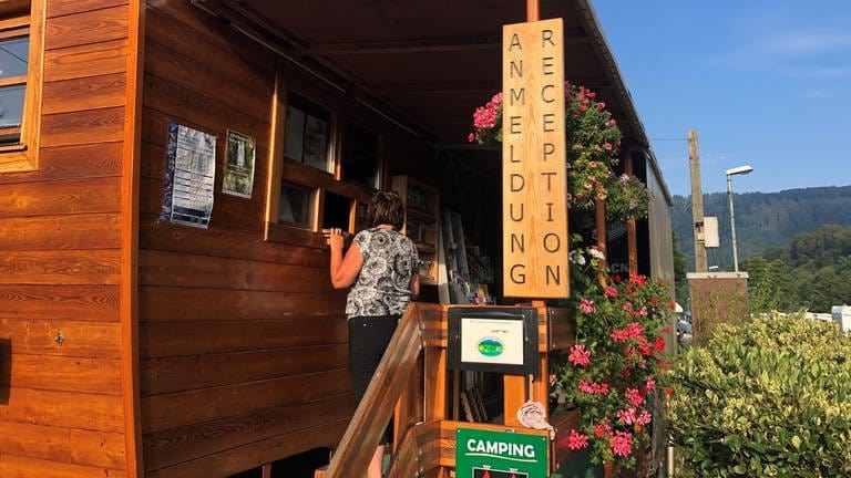 "Das letzte Mal hab' ich gezeltet, da war ich 16", sagt SWR1-Moderatorin Petra Klein und macht sich auf den Weg zum Campingplatz an der Friedensbrücke in Neckargemünd. Wie sie die Nacht im Wurfzelt - zehn Kilometer Neckar-aufwärts von Heidelberg - erlebt hat, das seht ihr hier.