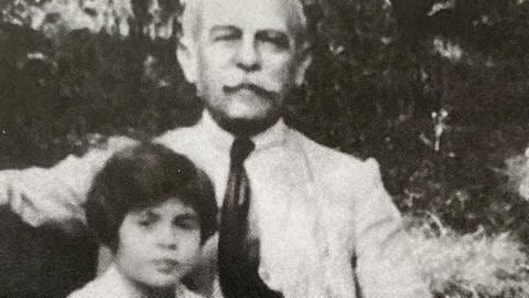 Charlotte Isler mit ihrem Großvater.