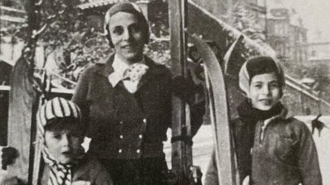 Charlotte Isler mit ihrer Mama und ihrem kleinem Bruder beim Skifahren in Stuttgart.