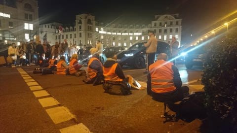 Klimakleber Straßenblockade Aktion der "Letzten Generation" am Münchner Stachus.