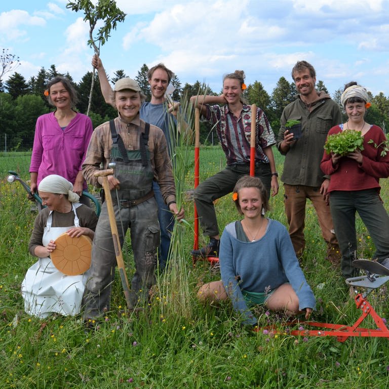 Mitglieder des Hof Sonnenwald in Schernbach. So wie auf dem Hof Sonnenwald könnte die Landwirthschaft der Zukunft aussehen.