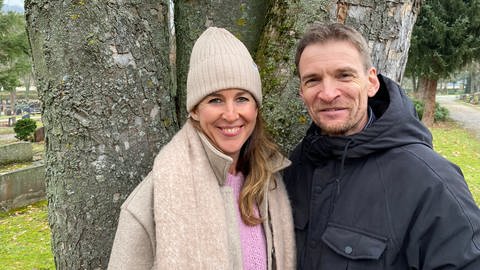 Nicole und Matthias auf dem Friedhof. Die beiden haben sich nach dem Tod ihrer Ehepartner kennengelernt. (Foto: SWR)