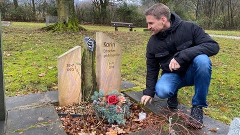 Nicole und Matthias auf dem Friedhof. Die beiden haben sich nach dem Tod ihrer Ehepartner kennengelernt. (Foto: SWR)