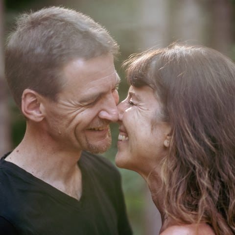 Nicole und Matthias haben sich nach dem Tod ihrer Ehepartner kennen gelernt. Sie leben ihre neue Liebe – in Trauer und in Freude.