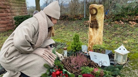 Nicole und Matthias auf dem Friedhof. Die beiden haben sich nach dem Tod ihrer Ehepartner kennengelernt. (Foto: SWR)