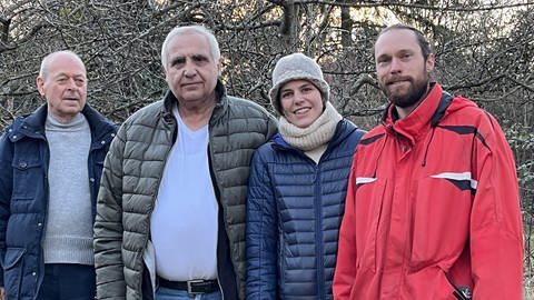 Die "Kleine Wildnis" in Stuttgart ist gut für's Klima und gut gegen die Einsamkeit: Niyazi Yilmaz, Ingo Speidel, Martín Wunderlich (rote Jacke) und Carina Hieronymi kümmern sich um essbare Beete und Nachbarschaftsgärten. (Foto: SWR)