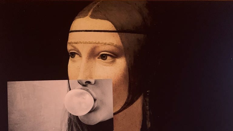Ein modernes Gemälde, auf dem eine Frau einen Kaugummi kaut
