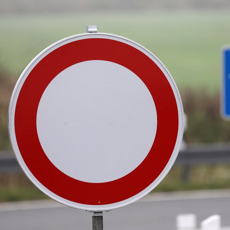 Ein Durchfahrt-verboten-Schild und ein Autobahnschild. (Foto: dpa Bildfunk, Picture Alliance)