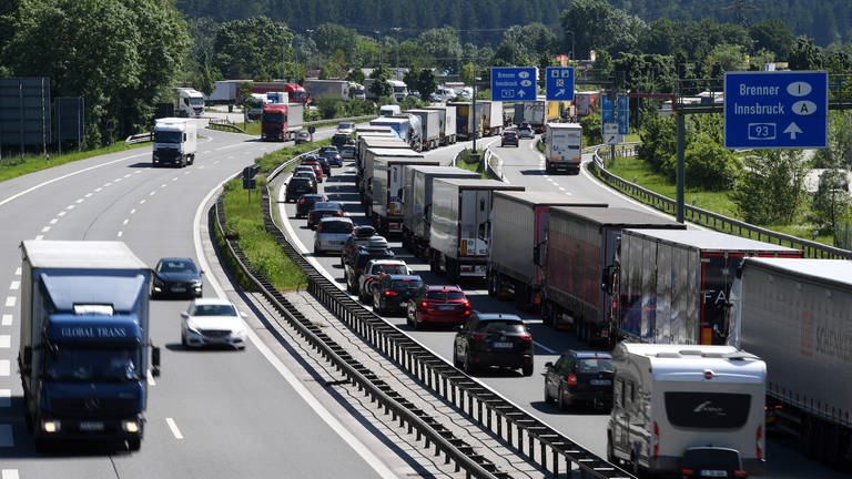 LKW stehen auf der Autobahn A93 Richtung Österreich im Stau. (Foto: dpa Bildfunk, Picture Alliance)