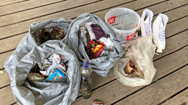 Die SWR1 Dreck-weg-Woche ist unterwegs mit der Clean-Up Bürgerinitiative Rechberghausen. Was wir nicht so alles an Müll entdeckt haben rund um Rechberghausen: Schnapsflaschen, Verpackungen, Zigarettenstummel - das ist ja noch "normal". Aber gut erhaltene Rollkunstlauf-Rollschuhe???