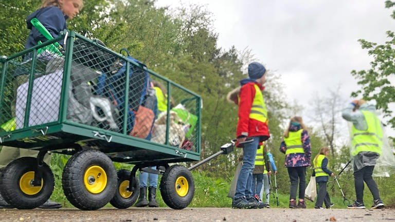 Die SWR1 Dreck-weg-Woche ist unterwegs mit der Clean-Up Bürgerinitiative Rechberghausen. Das Müllmobil der Clean-Up Bürgerinitiative Rechberghausen im Einsatz - mal schau'n, was alles zusammenkommt...