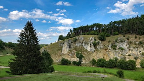 Das Dossinger Tal ist ein schönes Ausflugsziel in Baden-Württemberg und auch für Radfahrer, Rollstuhlfahrer oder Familien mit Kinderwagen geeignet. Der Weg führt an schroffen Felsen vorbei.