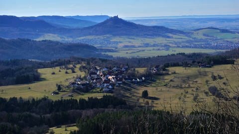 Ausblick vom Berg Dreifürstenstein auf die Burg Hohenzollern