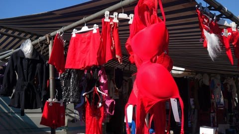 Rote Unterwäsche als Silvesterbrauch, der Glück bringt. Um den Jahreswechsel soll es in den Unterwäschegeschäften oder auf dem Markt verstärkt rote Slips und BHs zu kaufen geben, wie auf dem Foto zu sehen.
