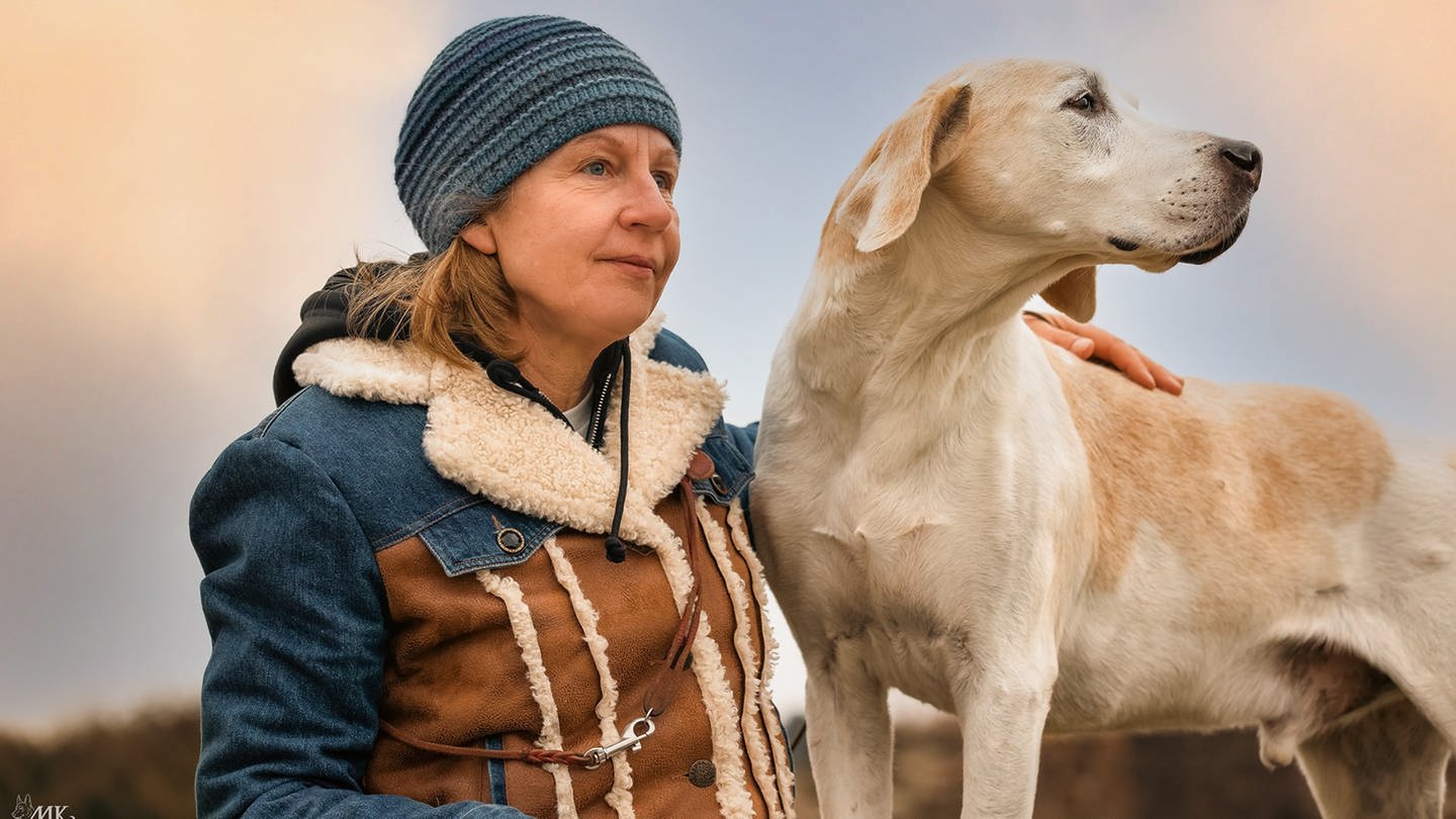 Hundertrainerin und Dozentin Katja Schumacher hält einen Hund im Arm. Sie kennt sich mit Angsthunden aus und verrät in ihrem Buch, wie man mit ihnen am besten umgehen kann. (Foto: SWR, Katja Schumacher)