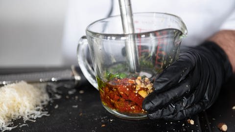 Pesto Rosso mit Rauchmandeln (Foto: SWR, Jochen Enderlin)